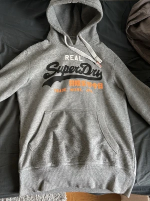Superdry hoodie - Grå Vintage Superdry hoodie i mycket bra skick 👏 | Storlek S 📏 | Vid frågor är det bara att höra av sig ✍️ | Frakt inom 48h 📦