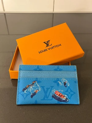  kortfodral - Helt nya och oanvänd korthållare, lådan följer med skickas inom 24 timmar, passar perfekt in för sommaren