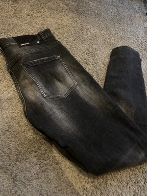 Dsquared2 jeans slim fit - Ett par disquared2 jeans i en modell som heter slimfit näst in till helt nya och passar perfekt för alla olika typer av stilar storlek 33. Pris kan diskuteras vid snabbaffär