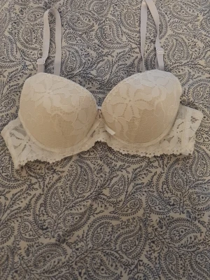 Vit spets BH🎀 75B - Storlek när jag köpte den 75B men upplevs snäppet större💗