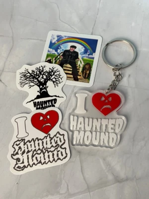 HAUNTED MOUND - acrylic keychain - ⭐️1pcs acrylic keychain ⭐️ ✨🤍 FREEBIES (godis & random stickers) ingår i alla beställningar över 70kr 🤍