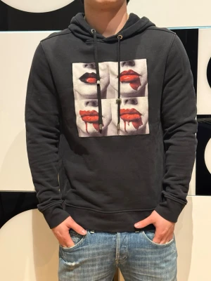 Limitato hoodie - Limitato med riktigt gött tryck! Chill hoodie🍾 skick 9/10 hör av sig vid eventuella frågor nypris 4000kr