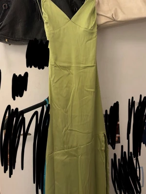 Grön balklänning  - Köpte från vinted, men kommer tyvärr inte att användas då jag hittade en annan. 💓