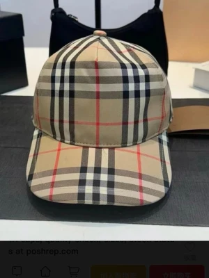 Burberry keps - Stilren keps från Burberry i klassiskt beige med rutigt mönster i svart, vitt och rött. Kepsen har böjd skärm och justerbar baksida. Perfekt accessoar för en trendig och tidlös look. Har 3 inne. Köper du alla 3 får du dom för 1000