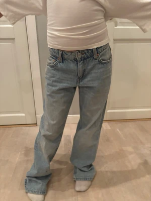 Ljusblå raka jeans från weekday  - Säljer ett par ljusblå jeans från weekday med klassisk femficksdesign och raka ben. Jeansen har låg midja och baggy passform men bilden är lite missvisande då jeansen är lite stora för modellen❤️