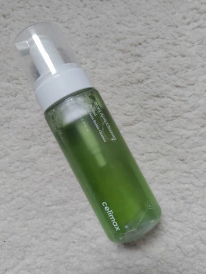 Celimax grön ansiktsrengöring - Fräsch ansiktsrengöring från Celimax i en genomskinlig plastflaska med pump. Innehållet är grönt och flaskan har en vit pump. Perfekt för daglig rengöring av huden och enkel att använda tack vare pumpfunktionen.