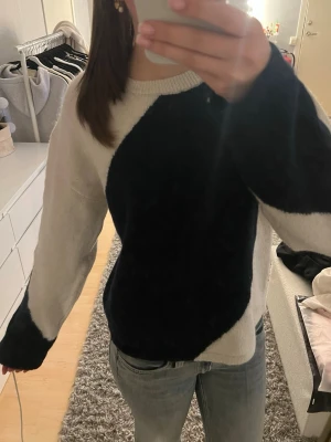 Svartvit stickad tröja - Snygg stickad tröja i svart och vit. Från Gina i strl 170 men sitter bra på xs/m. Skriv om ni undrar något pris kan diskuteras💕