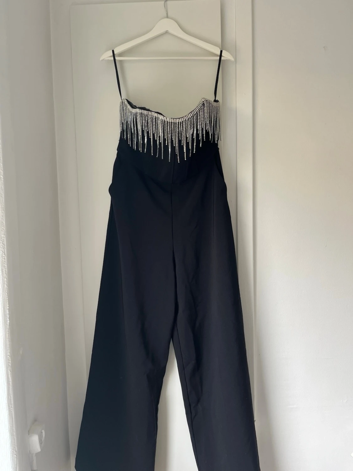 Svart jumpsuit med strassdetaljer