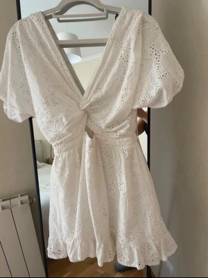 Puffig vit klänning - Suuuper söt klänning från Zara i storlek xs men passar även s då den är lite mer åt det fluffiga hållet , använd någon gång så i nyskick ☺️