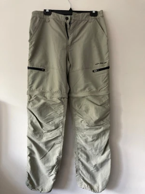 Hike byxor  - Säljer ett par north bend byxor i storlek M. Man kan göra de till shorts vilket är väldigt bra