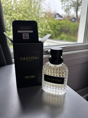 Valentino Uomo Born In Roma Yellow Dream - Exklusiv parfym från Valentino, Uomo Born In Roma Yellow Dream. Flaskan är transparent med ett mönstrat glas och svart etikett samt svart kork. Snygg och lyxig design som sticker ut på hyllan. Perfekt för dig som gillar eleganta och moderna dofter.
