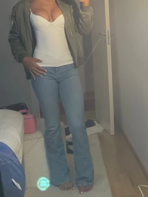 Grön jacka  - Jätte snygg grön bomber jacka passar super bra till sommaren