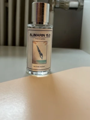 ALIMARIN 15.0 parfym - ALIMARIN 15.0 extrait de parfum från one bold chemist. Flaskan är genomskinlig med en stilren silverfärgad kork och en etikett med en illustration av en dykare. Parfymen har en modern och minimalistisk design som passar perfekt på hyllan. 40 ml kvar