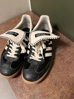 Wales Bonner X adidas  - Säljer dessa Wales Bonner för ett bra pris eftersom att jag själv har limmat ihop en liten del av sulan eftersom sulan hade släppts. Skorna är fixade nu och är som nya! Box och dustbag ingår. 