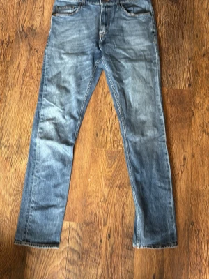 Tiger or sweden jeans - Säljer ett par tiger of sweden jeans med rak passform och klassisk femficksdesign. Jeansen har en snygg tvättad look med lätt slitningar och kontrastsömmar. Perfekta till vardagsstilen och passar till det mesta. Materialet är bomullsdenim. Modell pistolero, storlek 33/34