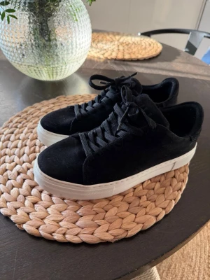 Svarta sneakers från Selected/Homme - Stilrena svarta sneakers med ovandel i mocka och klassisk vit gummisula. Dem är använda 1 gång 