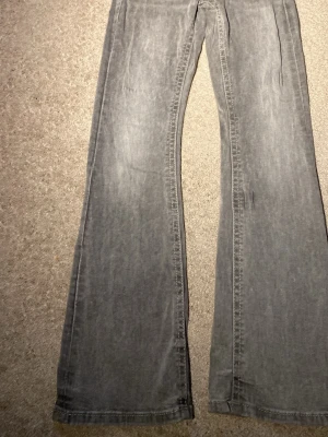 Grå jeans från Gina Tricot - Säljer ett par grå jeans från Gina Tricot i storlek 152. Jeansen har klassisk femficksmodell, knappgylf och bälteshällor. Materialet är mjukt denim med snygg tvättad look och kontrastsömmar. Perfekta för en avslappnad och trendig stil.