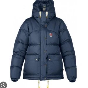 Blå fjällräven jacka - Väldigt bra skick trots att den köptes för flera år sedan! Perfekt till vinter och den är suuuuper varm och snygg⭐️⭐️