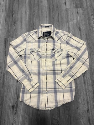 American Eagle Flannel Skjorta - Säljer denna urfeta flannel skjorta i S, riktigt snygg och perfekt nu inför sommarn. Pris kan diskuteras 🤩