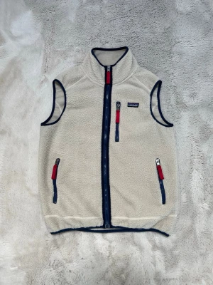 Patagonia fleeceväst   - Snygg beige fleeceväst från Patagonia. Passar perfekt nu till våren.  Ny skick, inga tecken på användning | storlek S | mvh PolarArchive 