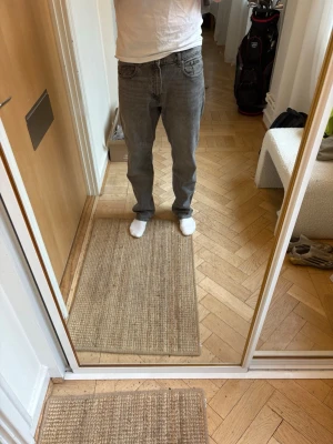 Grå raka jeans  - Säljer dessa snygga jeansen från Jack&jones i modellen relaxed. 