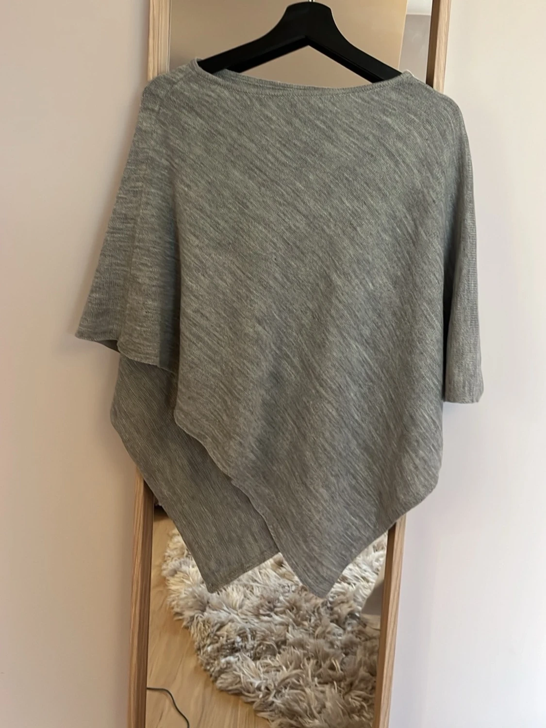 Grå stickad poncho💕 - 1