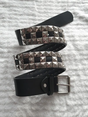 Skärp med nitar - Skärpet är ca 100 cm långt och är i skinnimitation ☆
