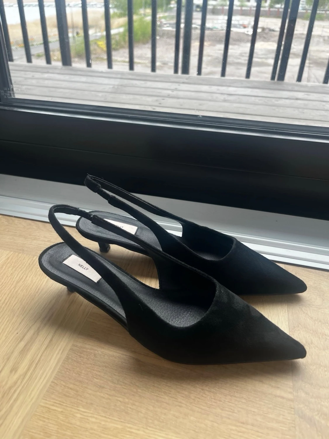 Svarta kitten heels  med spetsig tå från Nelly - 1