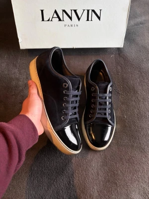 Lanvin Cap Toe Navy| 41 - Lanvin Cap Toe| Storlek:41 Motsvarar UK7| Sägs att lanvins är stora i storleken| Skick: 9/10| Använda 5-10 gånger| Allt og medföljer, Box,2 Dust, Extra snören (Se bild 6)| Vid fler frågor slå en pling| Sell.ArchiveSS||