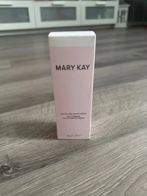 Mary Kay Mattifying Moisturizer 85g - Mattifying Moisturizer från Mary Kay. Krämen är speciellt framtagen för kombinerad till fet hud och hjälper till att ge en matt finish samtidigt som den återfuktar huden. Förpackningen innehåller 85g och är oöppnad.
