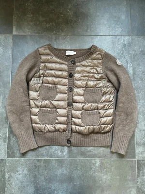 Moncler cardigan   - Tjena, säljer nu denna riktigt snygga och populära Moncler cardiganen, den är i bra skick utan några skador. Längd: 47 cm Bredd: 39 cm Armlängd: 49 cm  Känns nog som en xs men måtten ser ni där, perfekt nu till sommaren, hör av er vid frågor och funderingar🙌🤝 