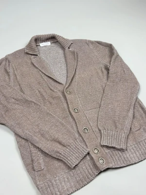 Gran Sasso Cardigan/Kavajkofta - Gran Sasso Cardigan/Kavajkofta | Modell: Cardigan/Kavajkofta | 100% Bomull | Tillverkad i Italien | Skick: Mycket fint | Nypris: 3499 kr | Storlek: M | Hör av dig vid minsta fundering eller fråga 📦