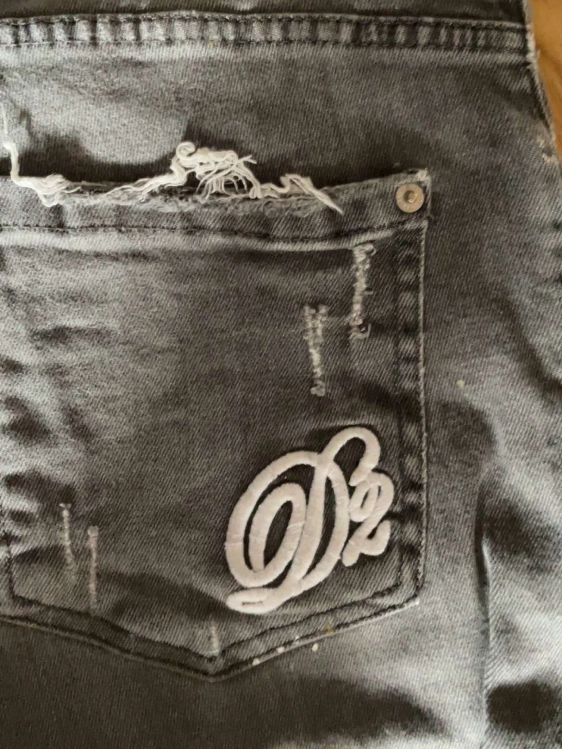 Grå slitna jeans från DSQ - 2