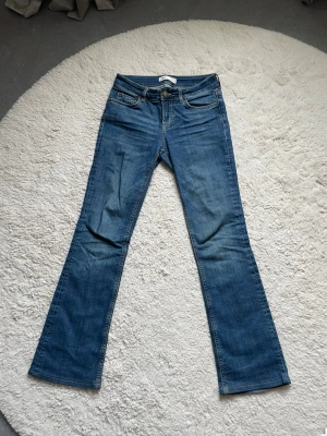 Blå bootcut jeans från ZARA - Snygga blå bootcut jeans från ZARA. Säljes på grund av att de ej kommer till användning längre💗
