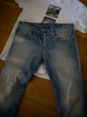 Ljusblå jeans från G-Star RAW - Säljer ett par ljusblå jeans från G-Star RAW med snygg tvättad look och klassisk femficksmodell. Jeansen har raka ben och detaljerade sömmar på bakfickorna. Tillverkade i bomull för en skön känsla och avslappnad stil.