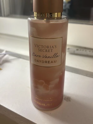 Victoria's Secret Bare Vanilla Daydream - En parfymmist från Victoria's Secret i doften Bare Vanilla Daydream. Perfekt för dig som gillar söta och mjuka vaniljtoner.