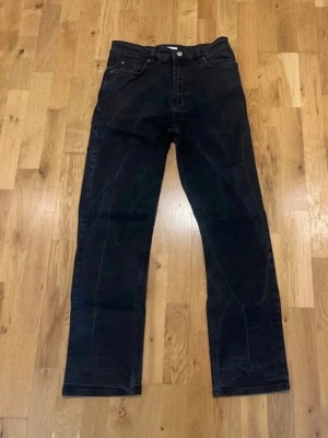 Svarta raka jeans från Curtis stl W31 L32  - Säljer ett par svarta jeans från Curtis med rak passform och klassisk femficksdesign. Jeansen har en diskret tvättad look och är tillverkade i bomull. Perfekta för en stilren och avslappnad outfit.