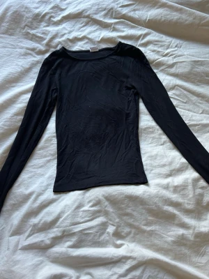 Svart soft touch topp från Gina Tricot - Soft touch tröja från Gina Tricot i XS. Endast använd 1 gång och inga skador alls!