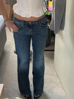 Low waist jeans Zara - 83 innerbenslängd, midjemått: 40cm. Har en slits på insidan av jeansen längst ner men inget man tänker på 