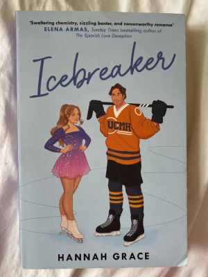 Boken Icebreaker av Hannah Grace - Engelsk bok! Läst men ryggraden är ej bruten samt sidorna är ej vikta, är extremt försiktig så den ser ut som ny 🫶