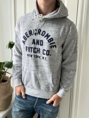 Abercrombie and fitch hoodie  - Abercrombie and fitch hoodie, Inga defekter förutom några fläckar på framsidan av hoodien som ni ser, finns typ några fler! Modellen i bilderna är 180 cm 75 kg och bär Storlek M , Kom med frågor! 🌟 (Kan gå ned i pris vid köp av paket 😉) 
