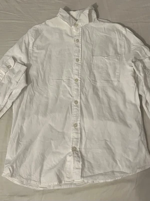 Vit linneskjorta - Klassisk vit linneskjorta, perfekt för en clean och enkel look