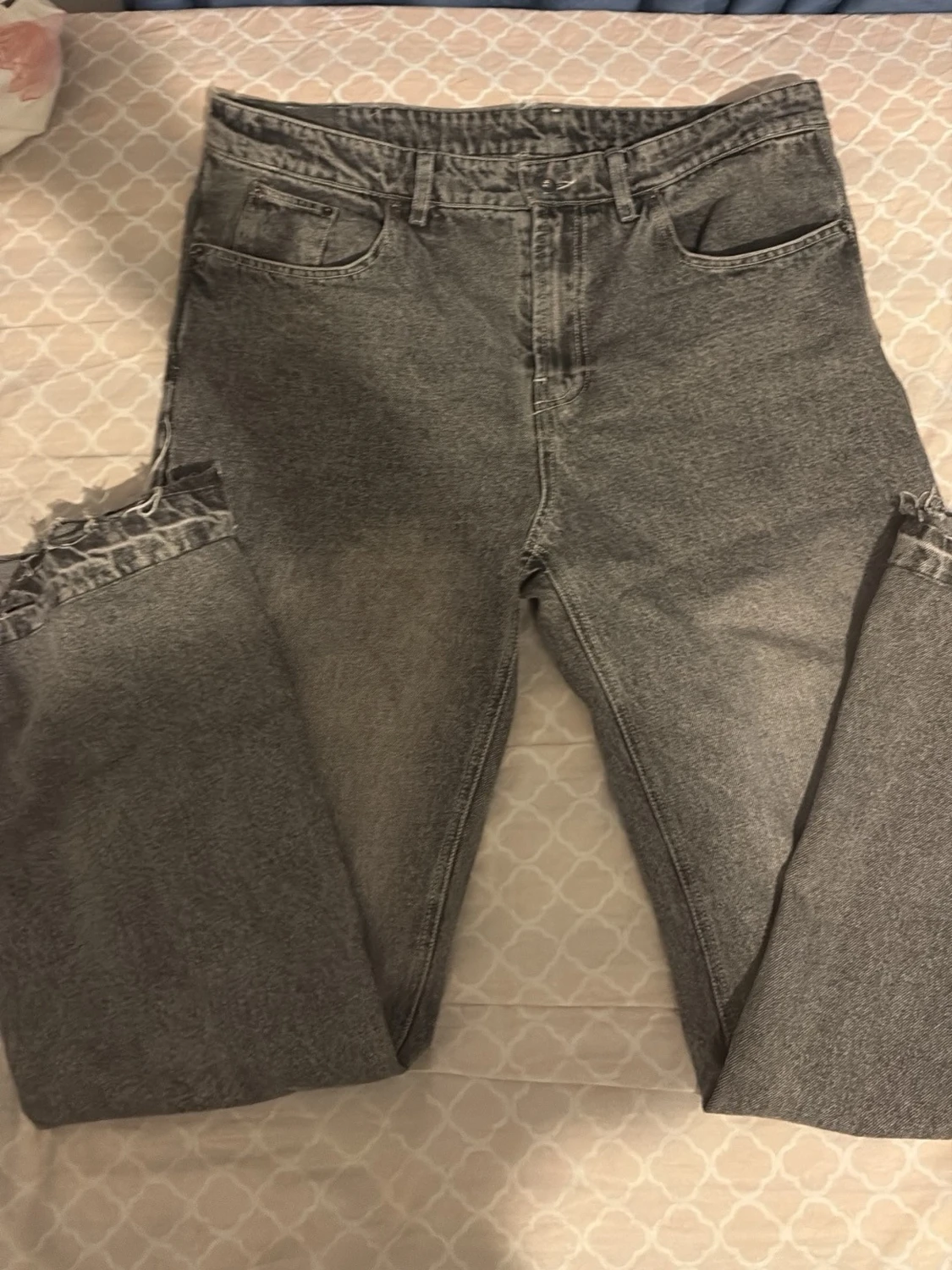 Grå jeans med flared fit