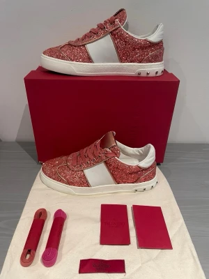 Valentino flycrew  - Valentino fly crew sneakers i storlek 37. Skorna är i den extremt limiterade modellen Flycrew. Ny pris 8000kr. Skorna är iprincip nya, endast min tjej som har provat dom inomhus 