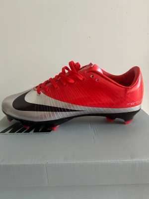 Nike Mercurial Vapor RGN storlek 44 - Fått 2 par av en vän som är sponsrad av NIKE. Dessa är sample skor som sponsrade spelare fått. Hör av er vid funderingar.