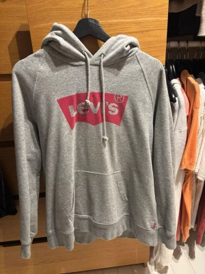 Grå Levis Hoodie - Jättemysigt Levis hoodie i mycket bra skick. Storlek L men passar M också. Nypris: 800kr