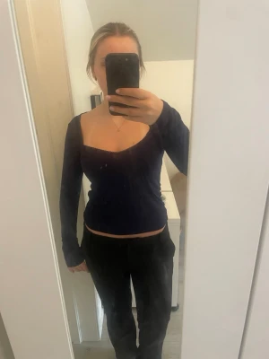 Mörkblå tröja frå Nelly  - Snygg mörkblå tröja. Toppen har en även en fin spetskant. Tröjan är i L men jag är en s/m och den passar bra på mig