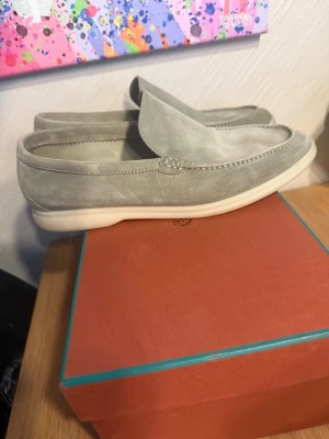 Loro piana summerwalks ljus grön - Snygga ljusgröna loafers i mocka från Loro piana. Skorna har en stilren design med vit sula och diskret logga bak på hälen. Perfekta för dig som gillar klassisk och avslappnad stil. Passar till många olika outfits och är riktigt bekväma.
