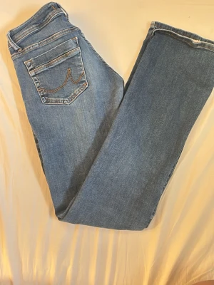 Blå jeans från LTB!!! - Säljer ett par klassiska blå jeans från LTB med snygga broderade bakfickor och raka/halvt utsvängda ben. Jeansen har låg midja, fem fickor och är gjorda i mjukt denimtyg. Perfekta för en avslappnad och trendig look. Modell Valerie!!!