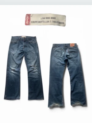 Levi’s 527 bootcut - Säljer ett par sjukt snygga jeans från Levis’s i modellen 527, riktigt fetta slitningar och sjukt najs fading/wash ✨💯 Passform: low rise bootcut  Storlek: 34W 34L   Mått-|- Midjan (tvärs över): 44 cm  Längd (utanpå): 109 cm  Längd (innanför): 80 cm  Benöppning (tvärs över): 26 cm   Skickar senast dagen efter ✨💯